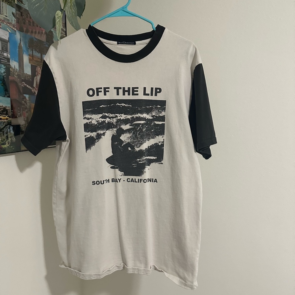 Brandy Melville - Off The Lip Graphic T-shirt